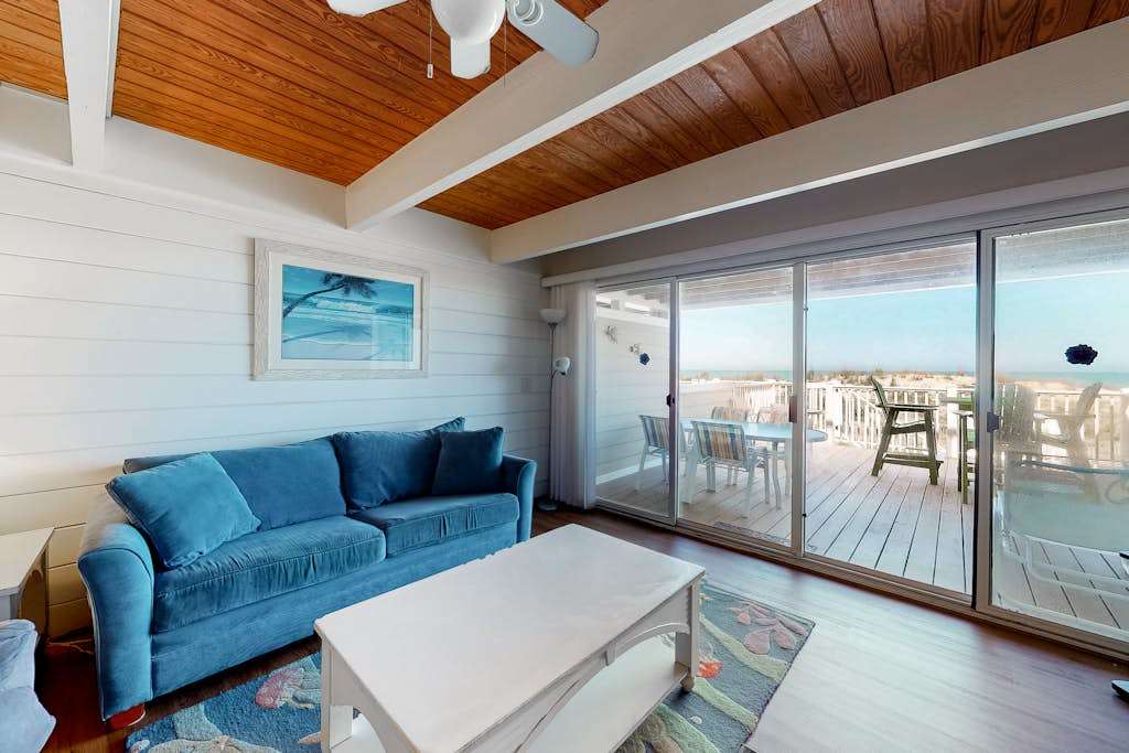 Attractive Beachfront Condo with Beautiful Ocean Views, Central AC, Free WiFi