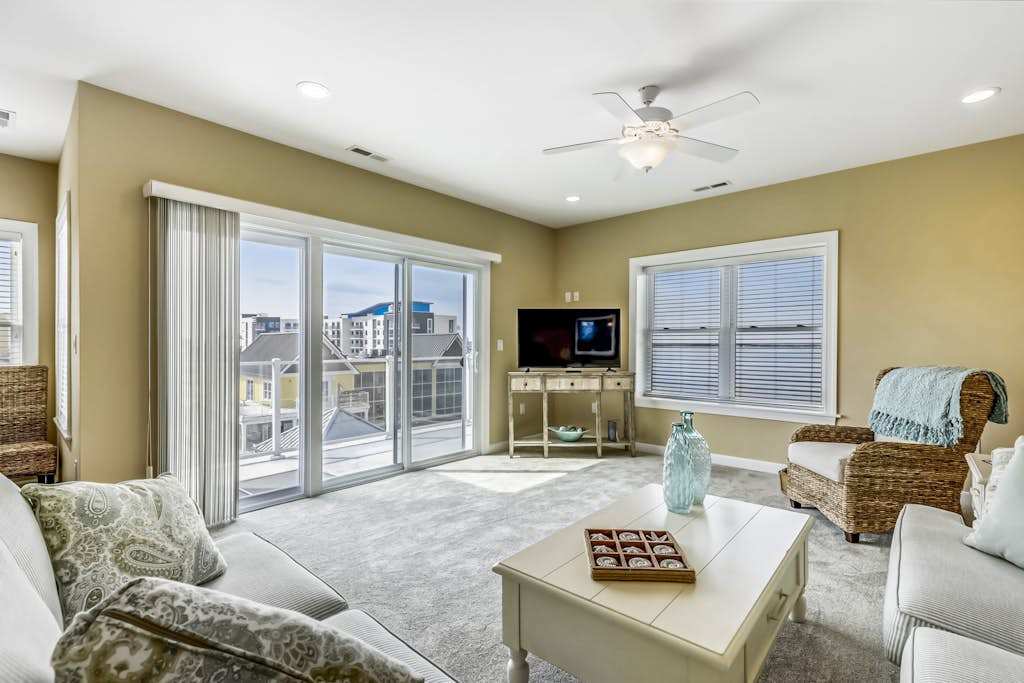 Large & Beautiful Vacation Suite with Balcony Bay Views, Shared Pool, Central AC