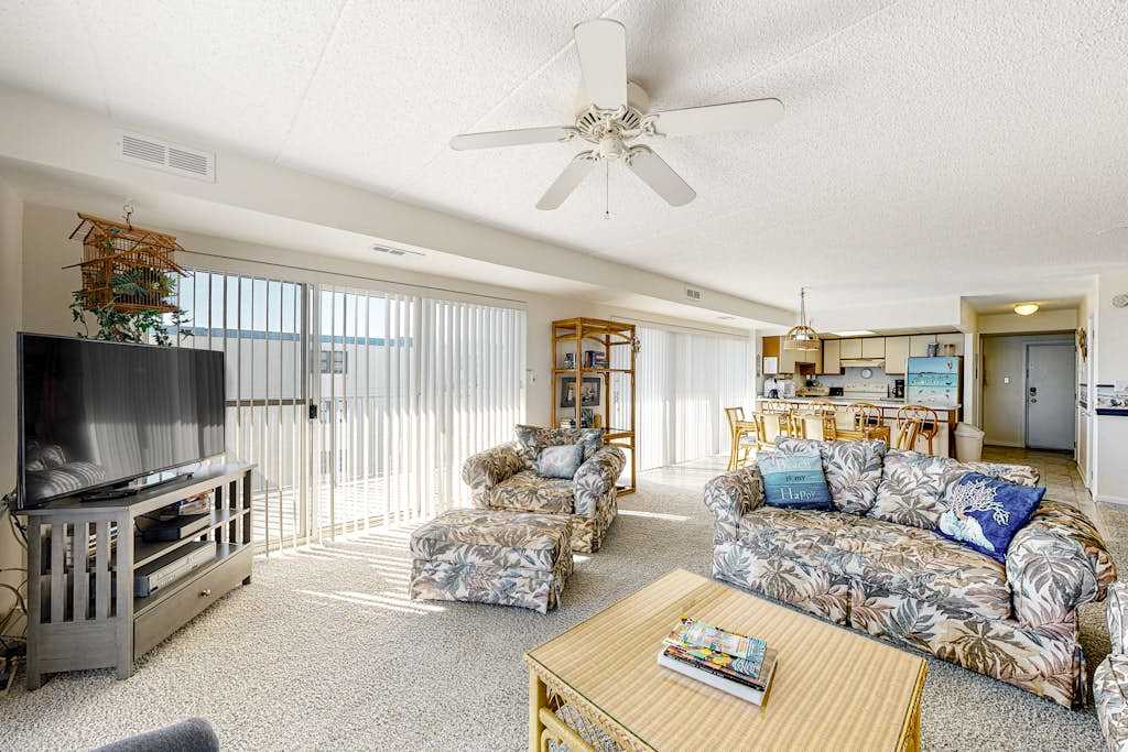 Comfortable Oceanfront Condo Overlooking Beach with Free WiFi, Central AC, Balcony