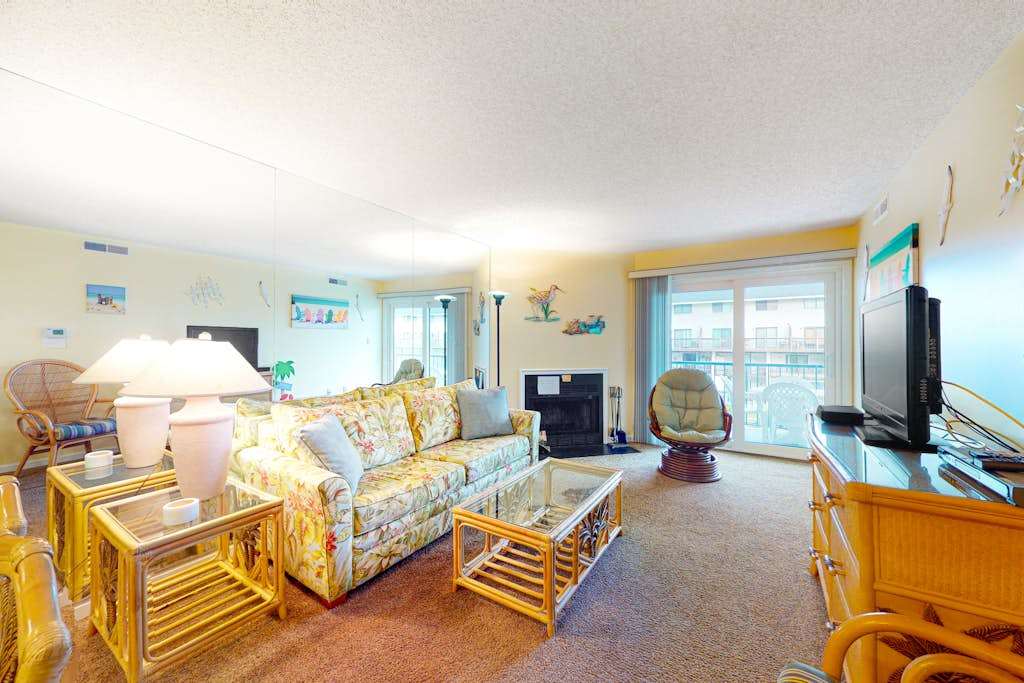 Canal-Front Condo with Shared Outdoor Pool, Private Balcony, washer & dryer, Free WiFi, AC