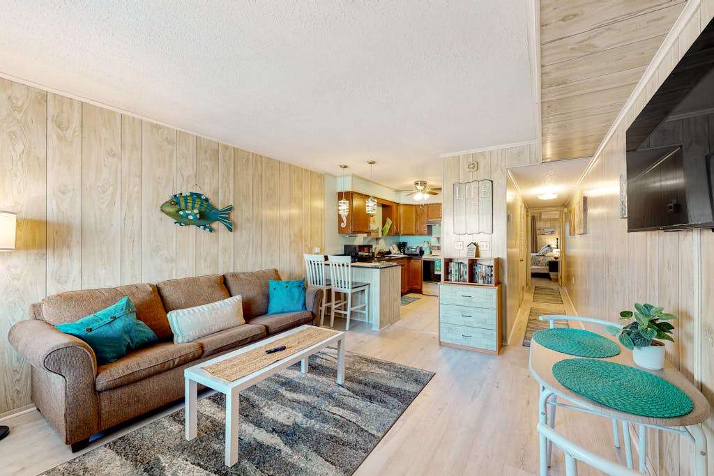 Attractive and Spacious Vacation Suite Near Bay & Beach with Shared Pool, Free WiFi
