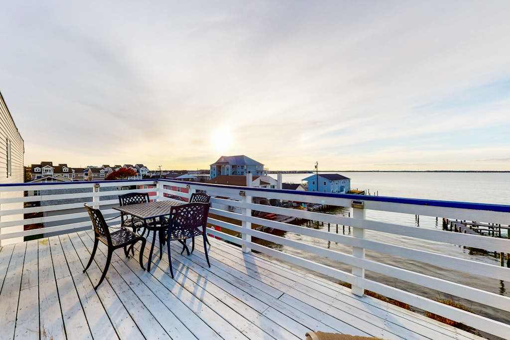 Beautiful suite between bay & beach with access to pool, private washer & dryer, & central AC
