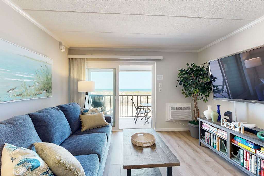 Beachfront condo with private balcony & amazing views