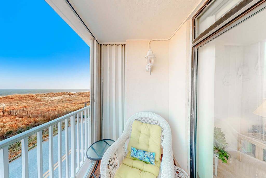Welcoming Beachfront Condo with Balcony, Views, Free WiFi, Central AC, Private washer & dryer