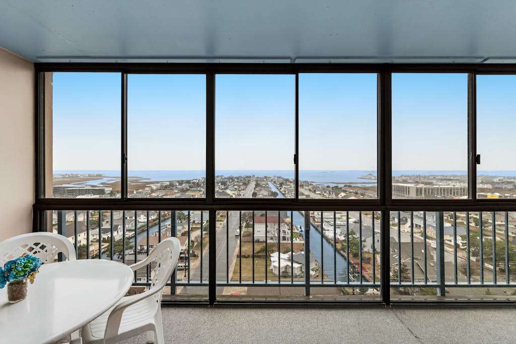 Coastal Condo with Shared Pools, Gym, Private Balcony, washer & dryer, AC, Free WiFi