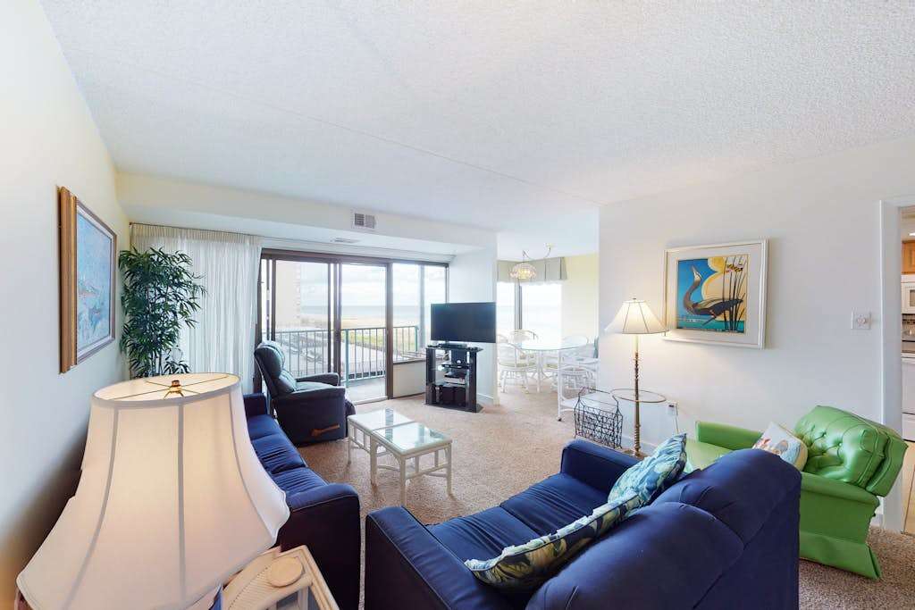 Beachfront Condo with Private Balcony, Shared Pool, Ocean Views, Free WiFi, AC