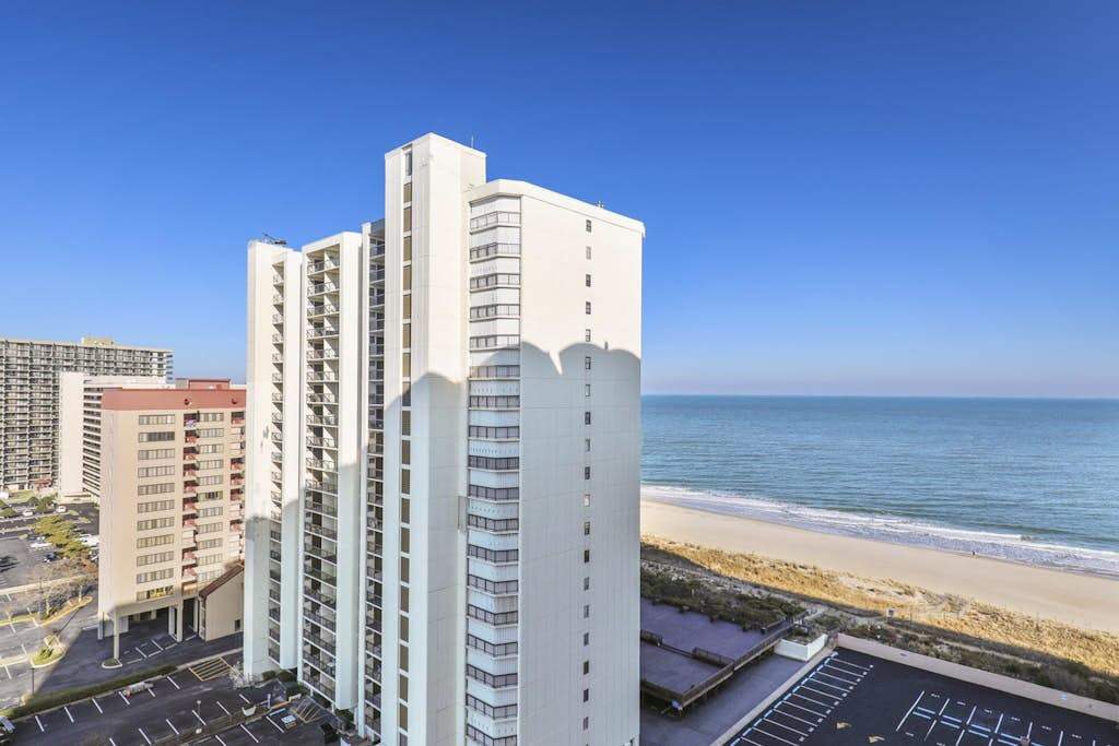 Bright Condo with Private Balcony, Beach Views, Shared Pools, Gym, AC, Free WiFi