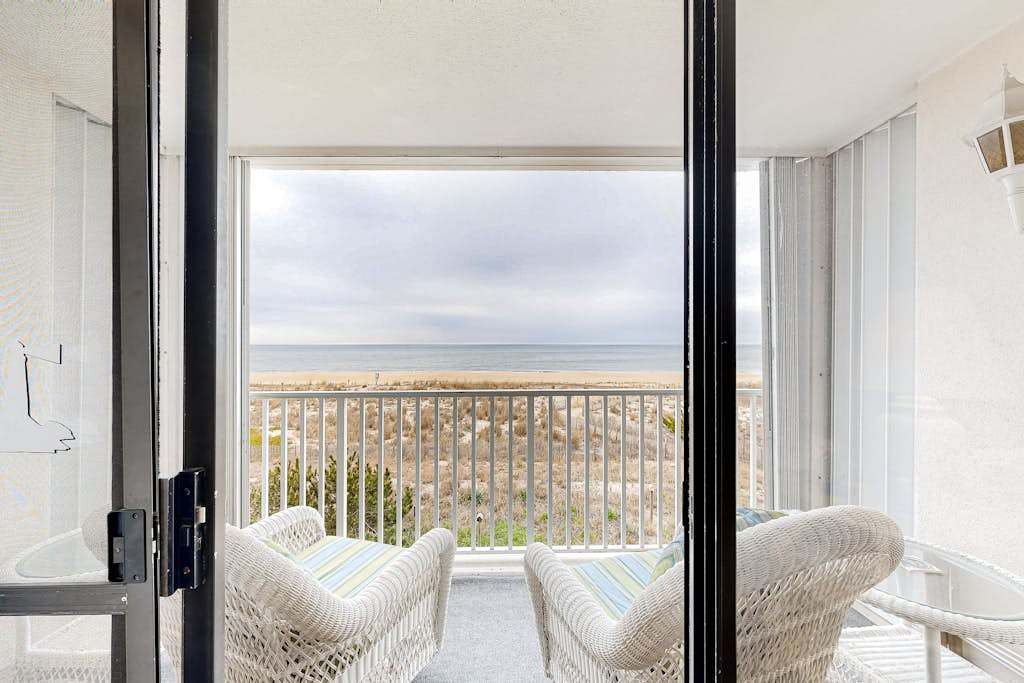 Welcoming Family-Friendly Oceanfront Condo with AC, Balcony, Free WiFi, & washer & dryer