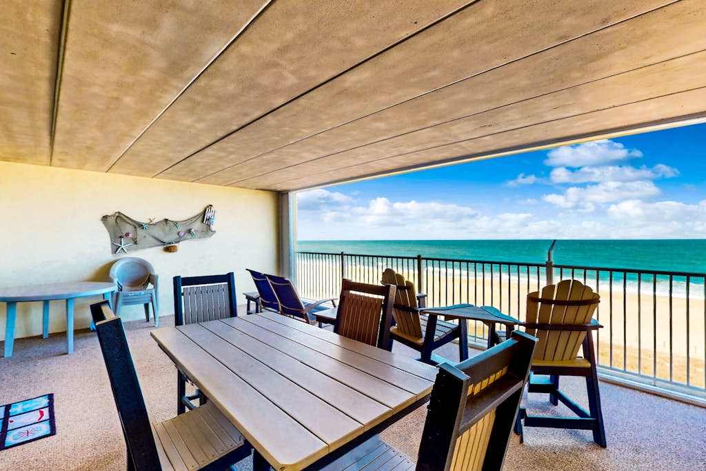 Charming Condo Right on the Beach with Shared Pool, Free WiFi, Private washer & dryer