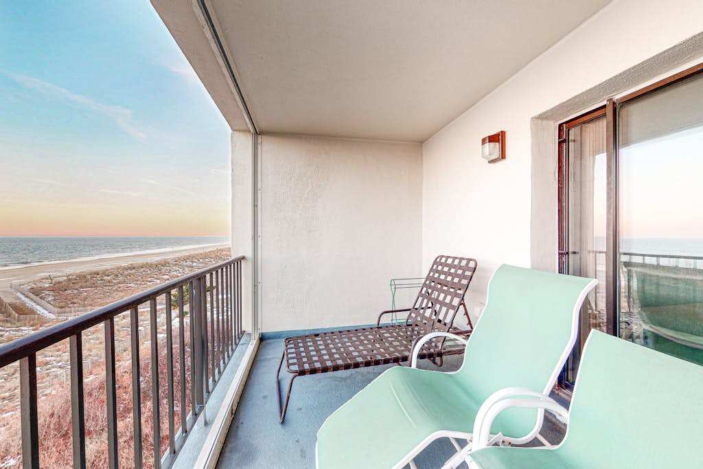 4th-Floor End Condo with Incredible Location, Shared Olympic Pool, AC, & Tennis