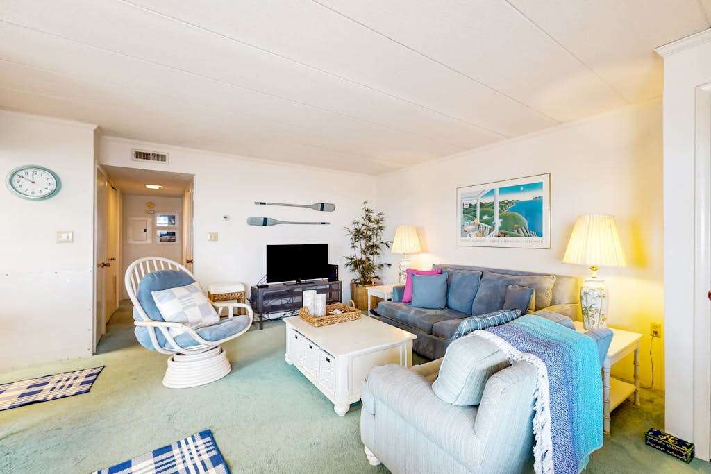 Lovely Oceanside Vacation Suite with Private washer & dryer, Free WiFi, & Balcony