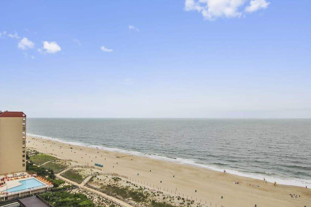 Unique Condo with Side Views of the Beach, Private Balcony, Shared Pools, Gym, AC