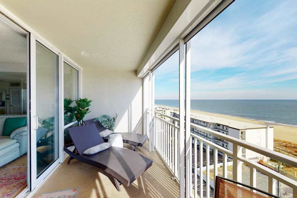 Convenient beachfront condo with balcony, pools, sauna, gym, AC, & game room