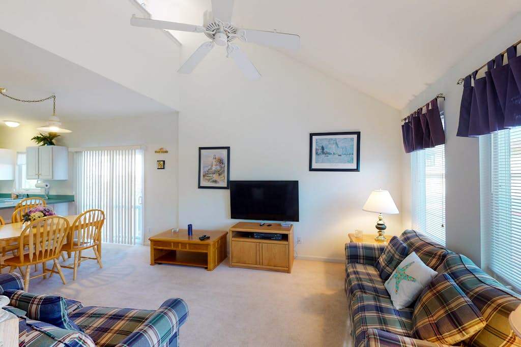 Spacious Bayside Townhouse washer & dryereck, Balcony, washer & dryer, Central AC, Free WiFi