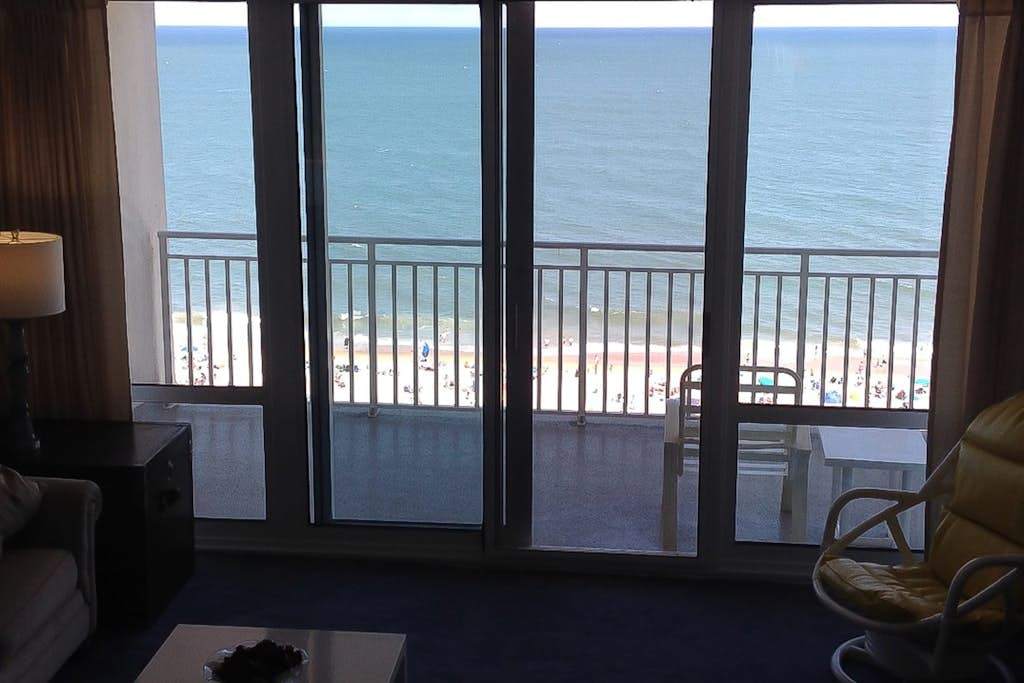 Terrific beachfront condo with pools, gym, sauna, balcony, & AC