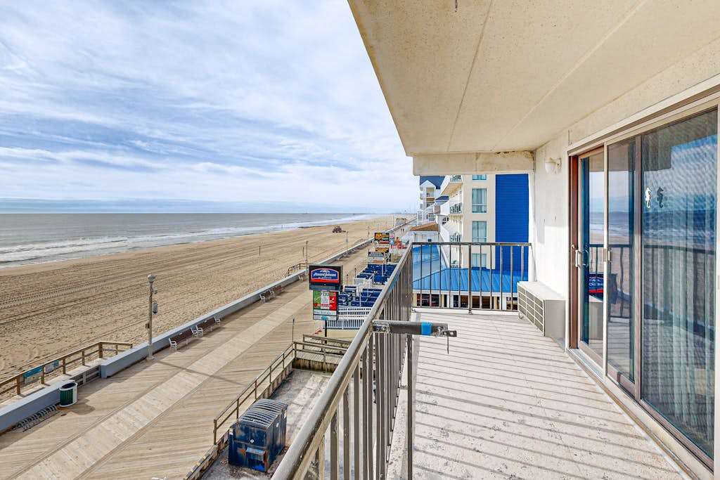 The Waves at Boardwalk 406