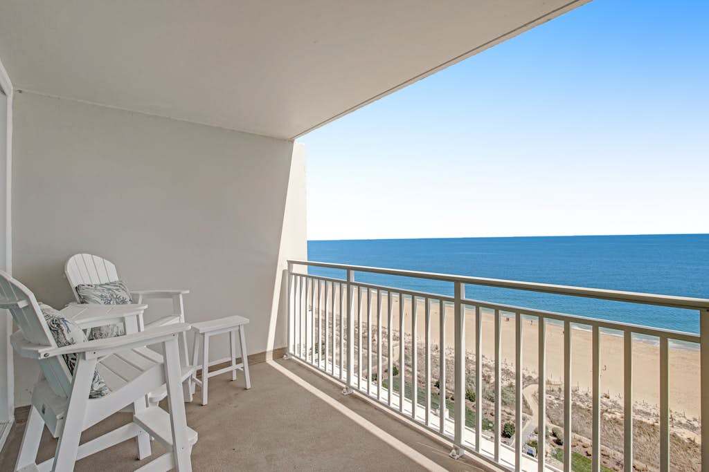 Beachfront condo with balcony, AC, pool, sauna, & game room