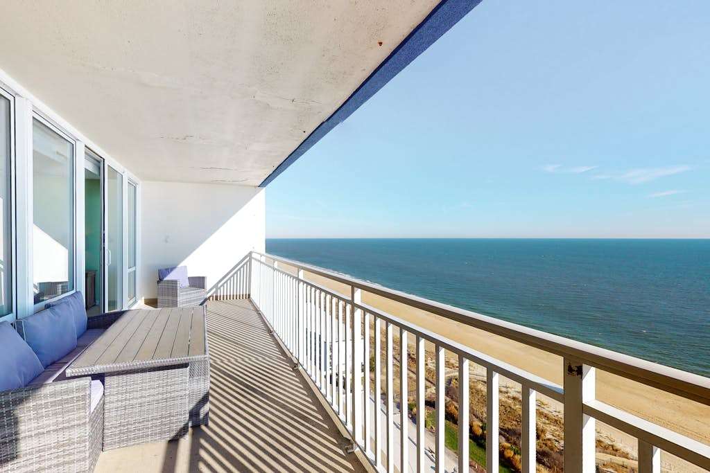 Convenient beachfront condo with balcony, pools, sauna, & AC