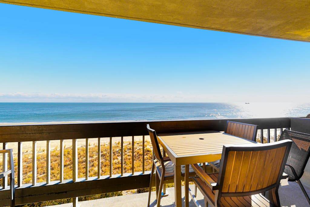 Wonderful Condo Located Right on the Beach with Shared Pool & Sauna, Free WiFi