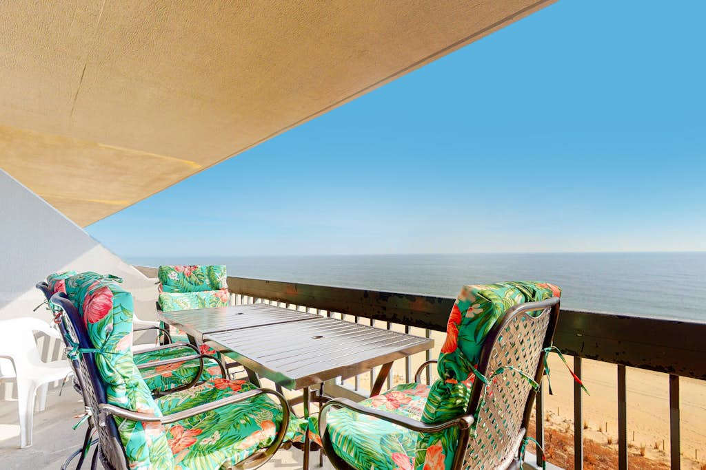 Convenient Condo in Gorgeous Oceanfront Location with Shared Pool, Free WiFi