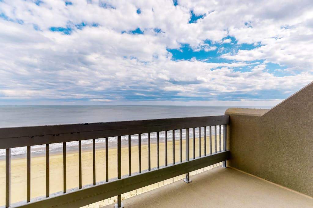 Beautiful Condo in Oceanfront Location with Shared Pool, Free WiFi, Balcony