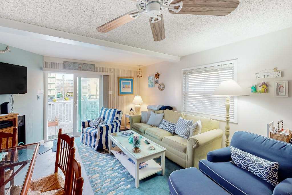 Comfy, Oceanside Townhouse with Private washer & dryer, Free WiFi, & Balcony