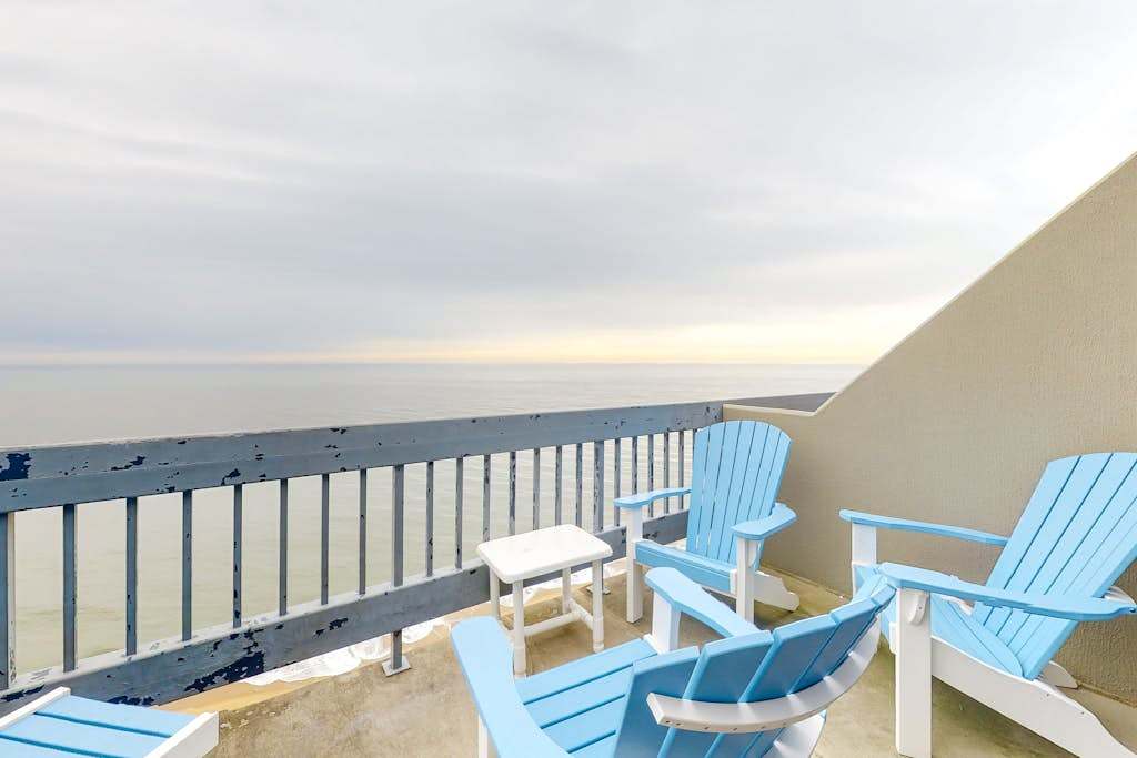 Beautiful Home in Oceanfront Building with Shared Pool, Free WiFi, Central AC