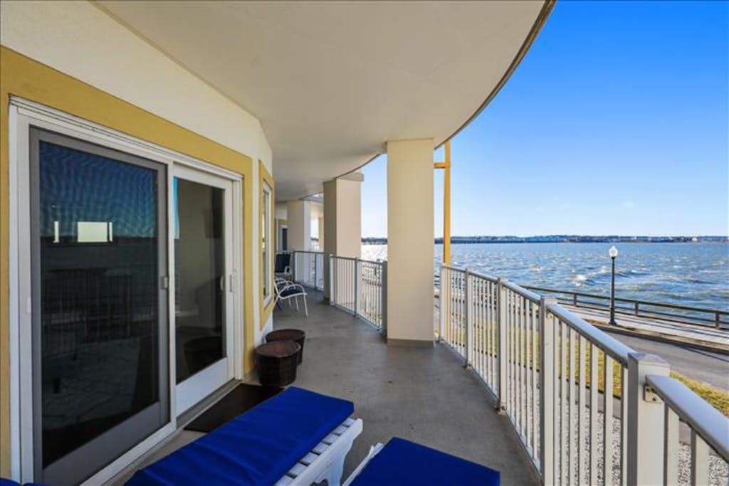 Lovely Condo in Bayfront Location with Shared Pool, Free WiFi, Private washer & dryer