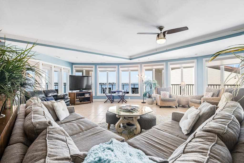 Beautiful home with stunning bay views from private balcony, pool access & WiFi