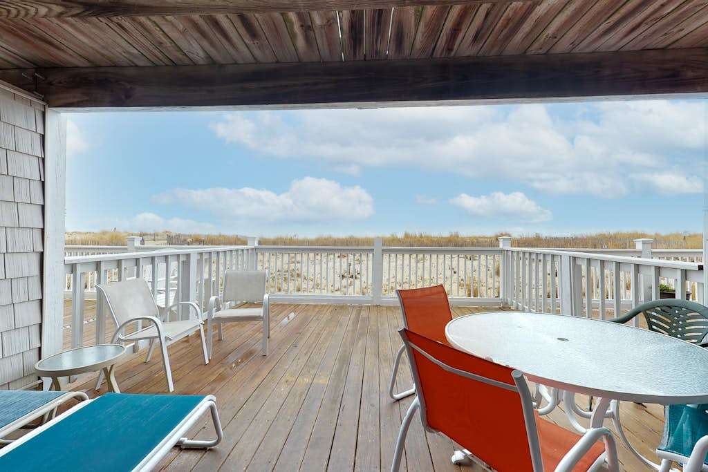 Multi-level oceanfront townhouse washer & dryereck, water views, central AC, washer & dryer
