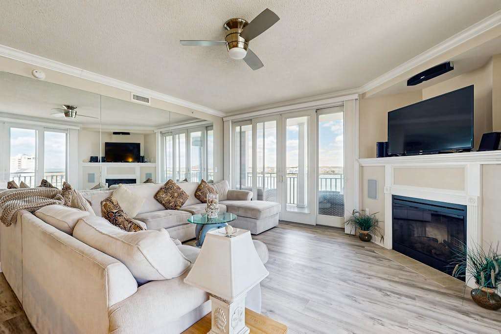 Fantastic Fifth-Floor Vacation Retreat Overlooking Bay & Marina with Free WiFi, washer & dryer