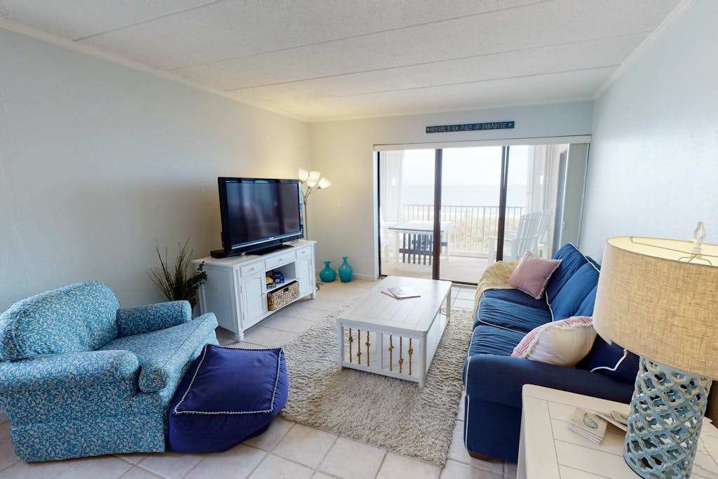Comfy Condo in Beachfront Building Overlooking the Water with Free WiFi, washer & dryer