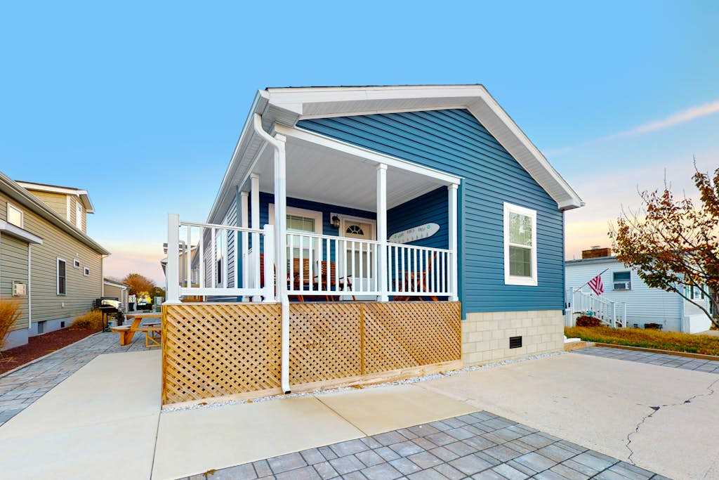 Beachy bayside home in quiet neighborhood with patio, central AC, pool, & tennis