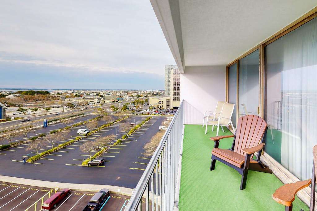 Cozy suite in oceanfront condo with indoor pool, balcony, gym, & central AC