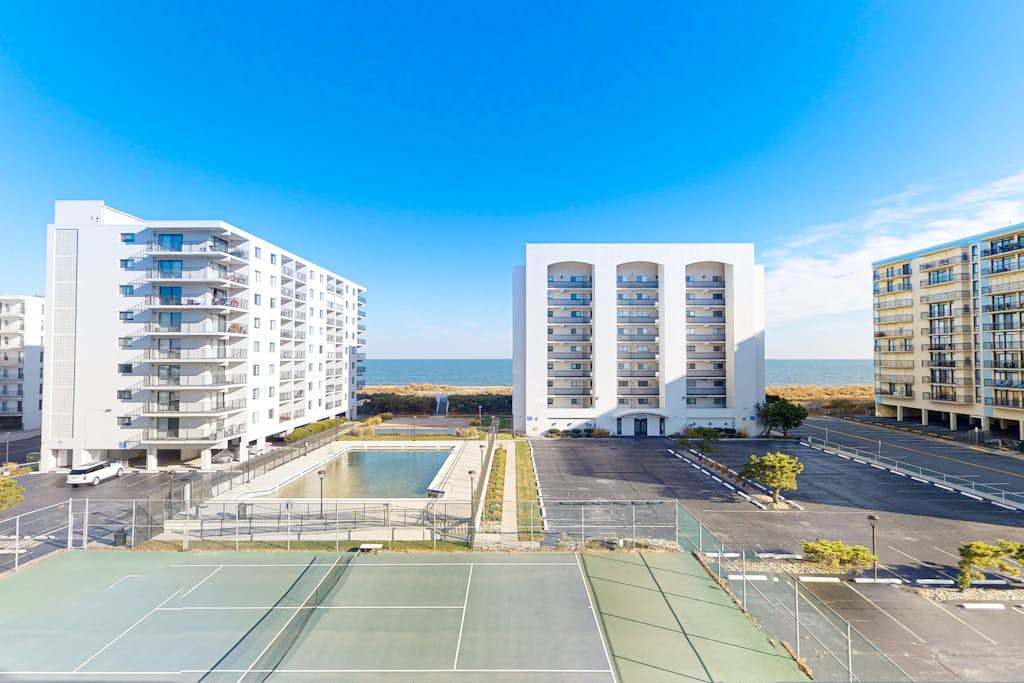Excalibur Condo with Ocean View, Balcony, washer & dryer, WiFi & Shared Pool