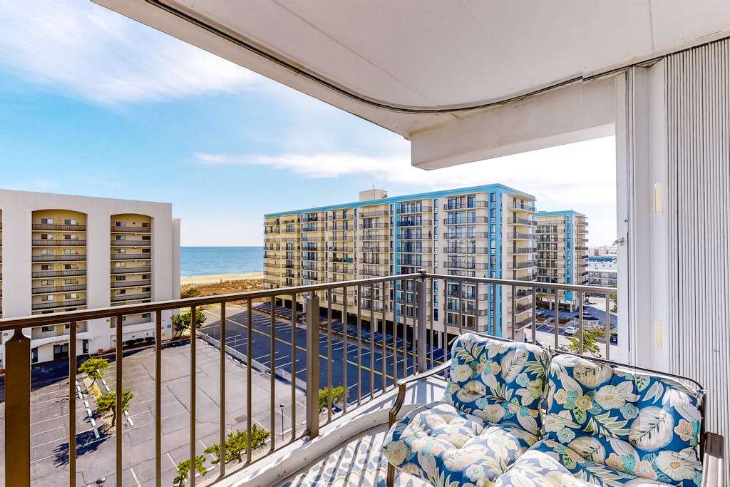 Excalibur Condo with Ocean & Bay Views, Balcony, WiFi, Laundry & Shared Pool