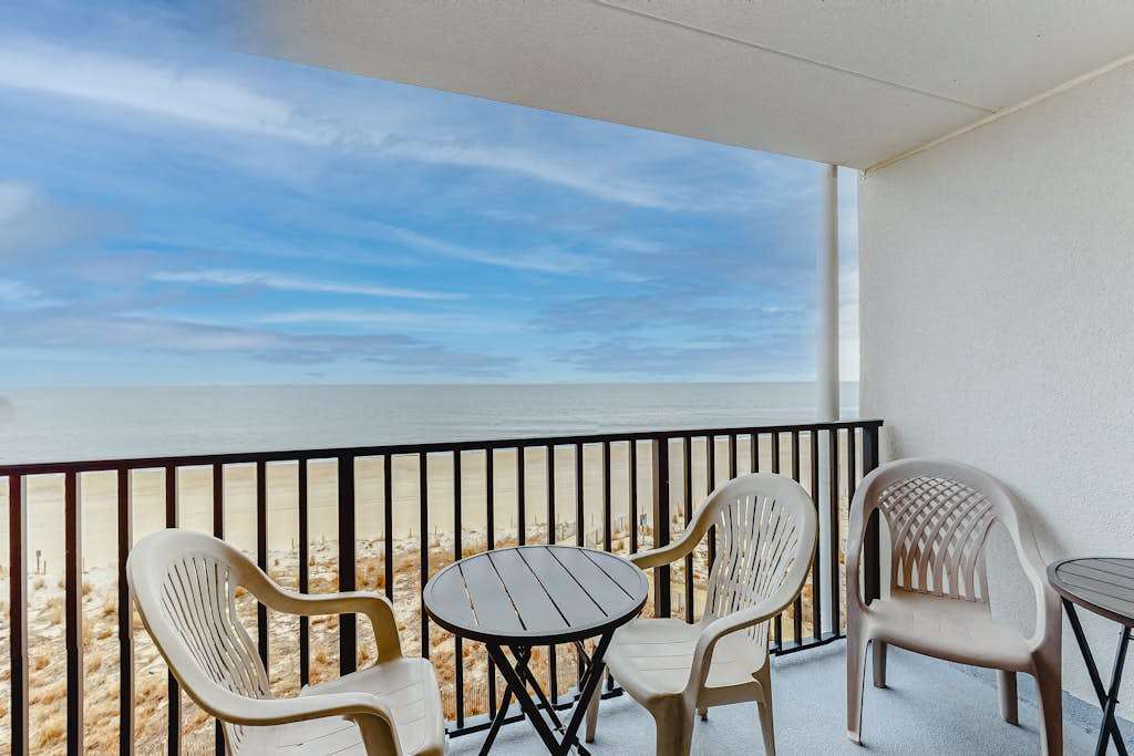 Comfy Suite Featuring Balcony with Ocean Views, Free WiFi, Central AC
