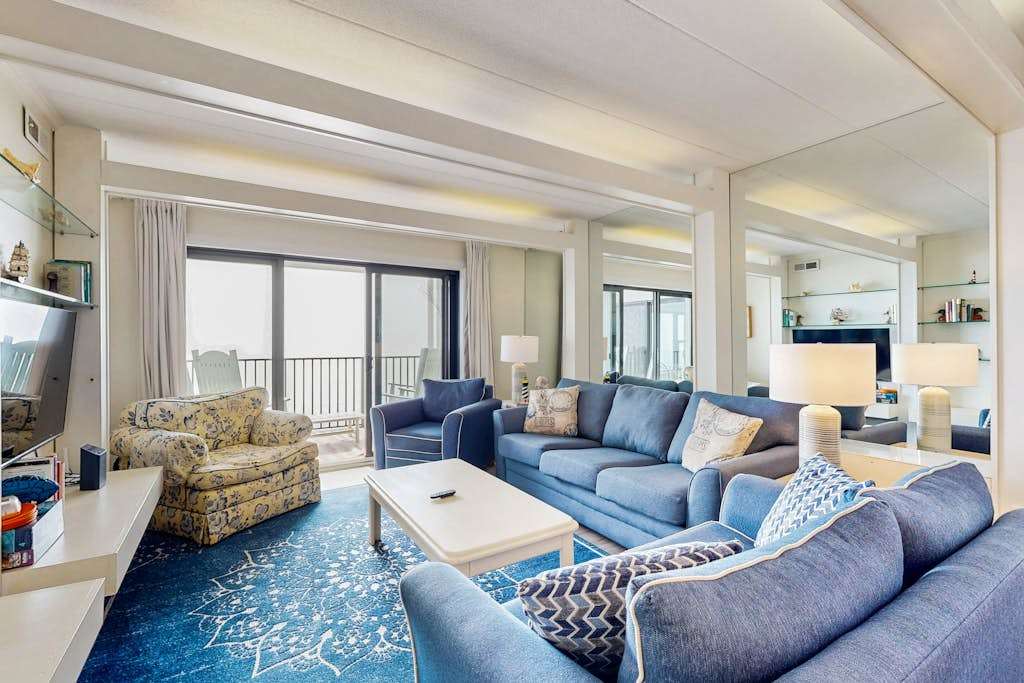 Open & Spacious Condo with Free WiFi, Central AC, Private washer & dryer, Beachfront Location