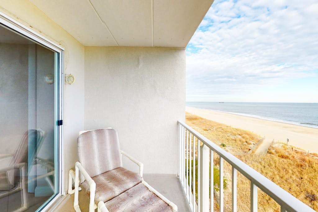 Sunny Beachfront Condo with Private Balcony, washer & dryer, AC, Free WiFi, Views
