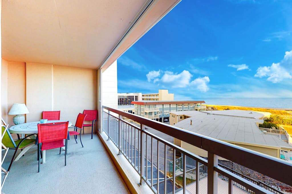 Condo in an Oceanfront Building with Balcony, AC, WiFi & Shared Pool & Tennis