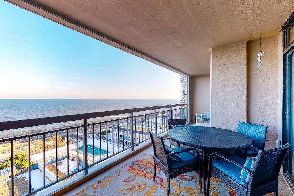 Oceanfront Condo with Large Balcony, Beach Views, WiFi & Shared Pool & Tennis