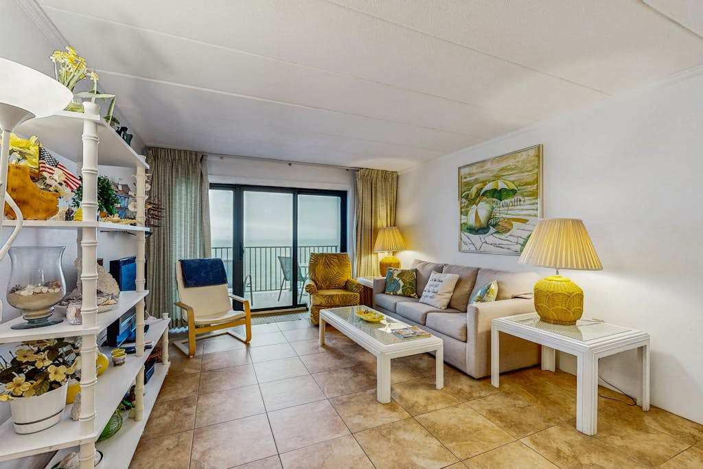 Splendid Vacation Suite with Private washer & dryer, Central AC, Balcony, Free WiFi