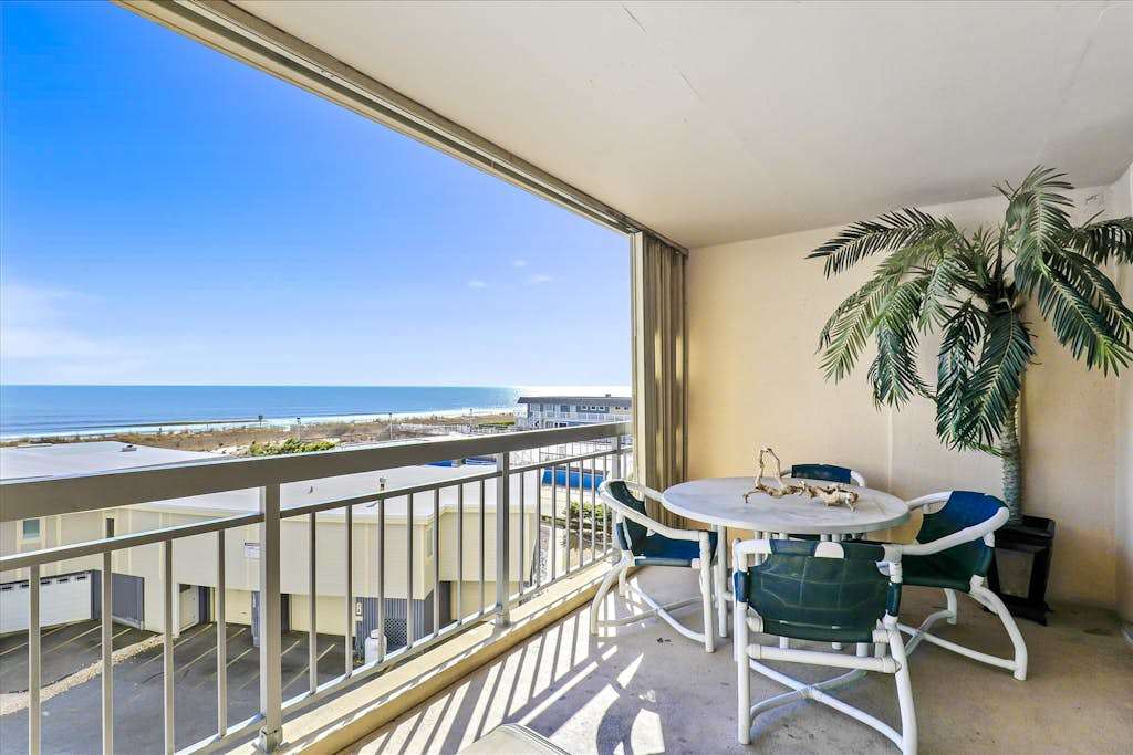 Oceanfront Condo with Balconies, washer & dryer, WiFi & Shared Pool & Tennis
