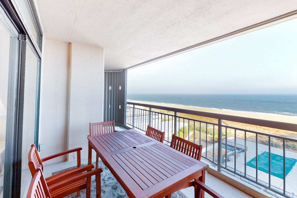 Oceanfront Suite with Balcony, WiFi, Central AC & Shared Pool & Tennis & Sundeck
