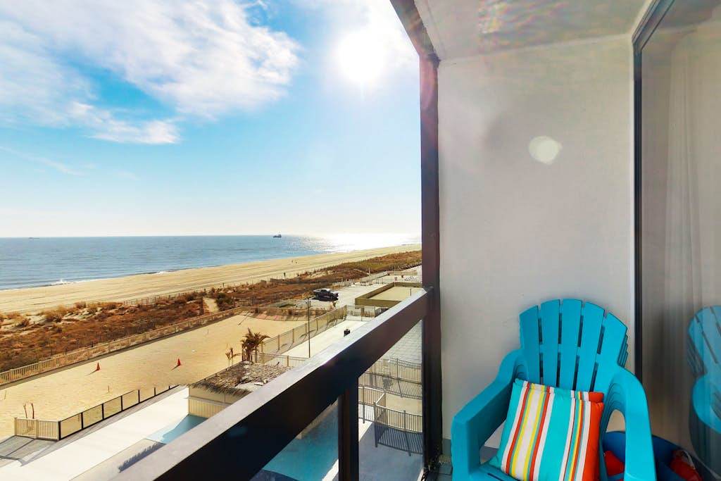 Darling beachfront condo with balcony, pools, tennis & gym