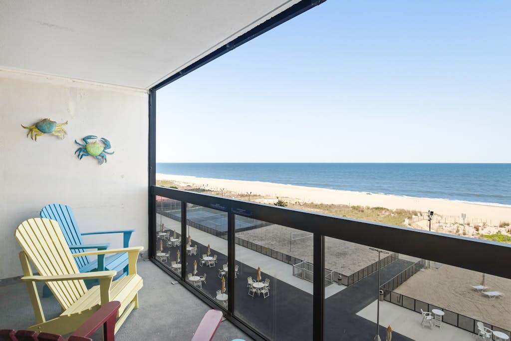 Splendid beachfront condo with balcony, views, pool, gym, tennis, AC & sauna