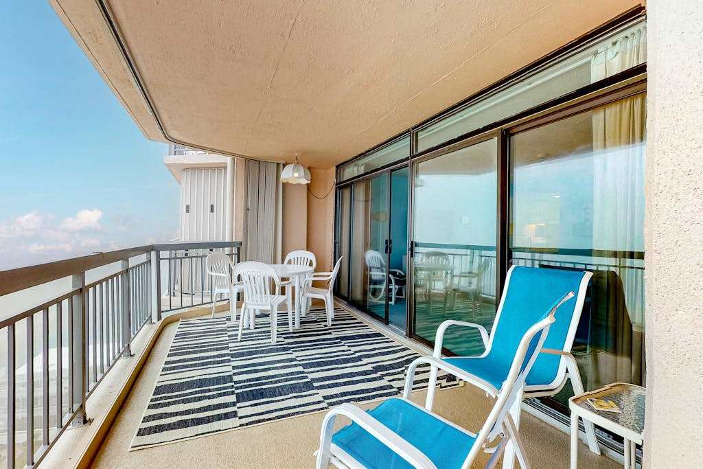 Oceanfront Condo with Great View, Balcony, WiFi, AC & Shared Tennis & Pool