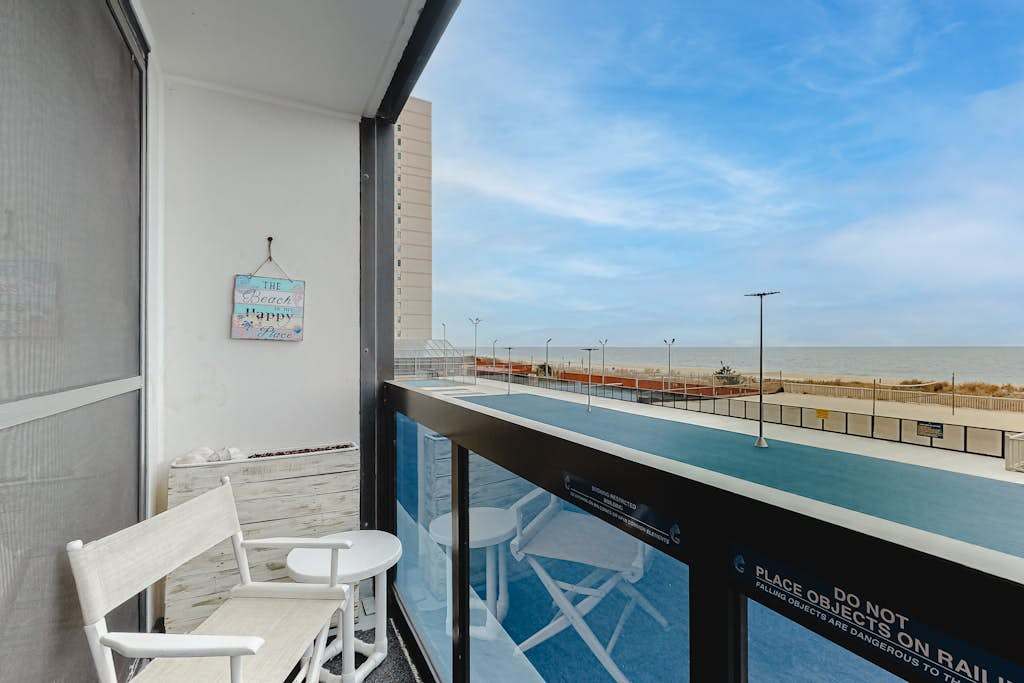 Convenient studio right on the beach with pools & washer & dryer