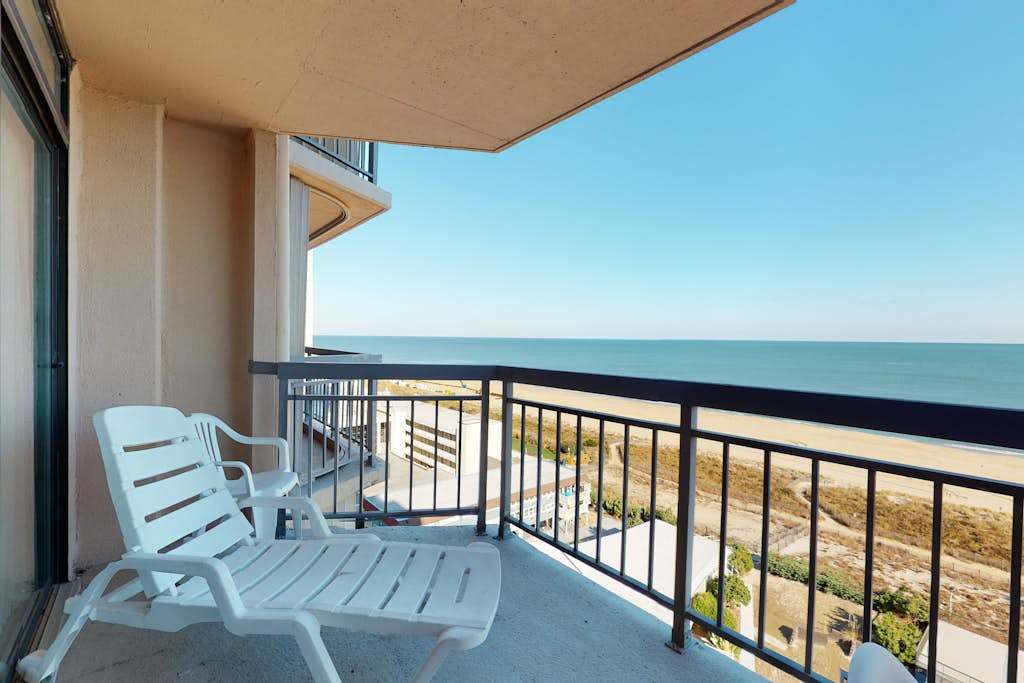 Oceanfront High-Rise Condo with Balcony, Ocean View, AC & Shared Pool & Tennis