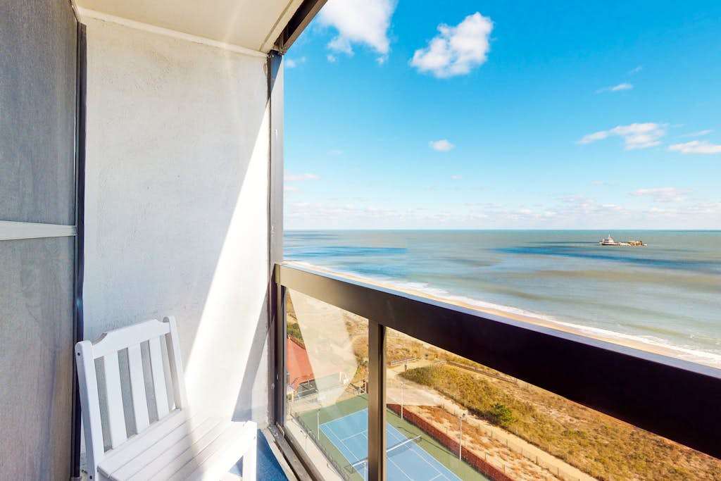 Affordable beachfront condo with balcony, washer & dryer & pools